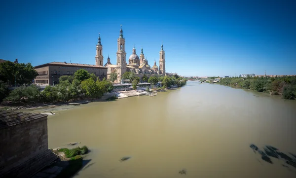 Baziliky El Pilar a řeky Ebro, široký úhel — Stock fotografie