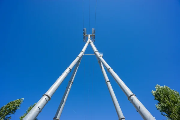 Ampia catenaria ferroviaria contro un cielo blu — Foto Stock