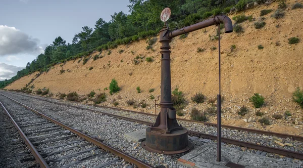 Pompa wody rocznika opuszczony kolei w środowisku naturalnym — Zdjęcie stockowe