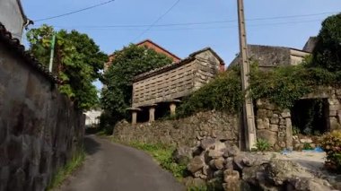 Galiçya 'nın kırsal kesimindeki antik taş bir horreoya yaklaşan bir kameranın görüntüsü..