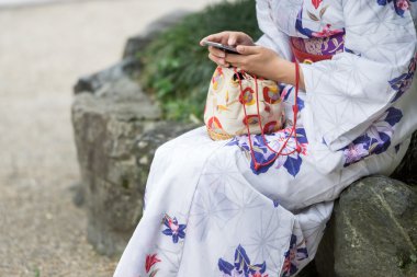 Eski ve yeni gelenekler, modern telefon ile Japon kadın