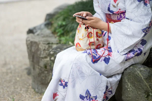 Staré a nové tradice, japonská žena s moderní telefon — Stock fotografie