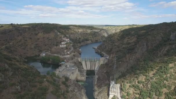 Barragem em arribes del Duero canyon — Vídeo de Stock