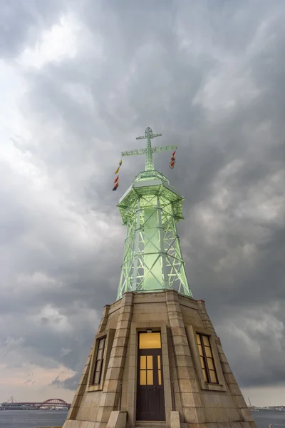 Ultra weids uitzicht van vuurtoren in Kobe, stormachtige wolken Japan — Stockfoto