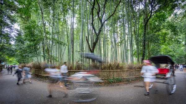 Caminho para a floresta de bambu com turistas desfocados em Arashiyama, Kyoto — Fotografia de Stock