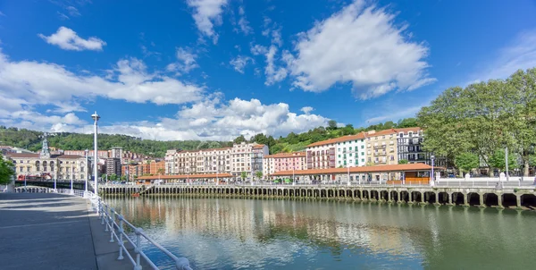 Klasszikus családi házak mentén Nervion folyóra, Bilbao — Stock Fotó