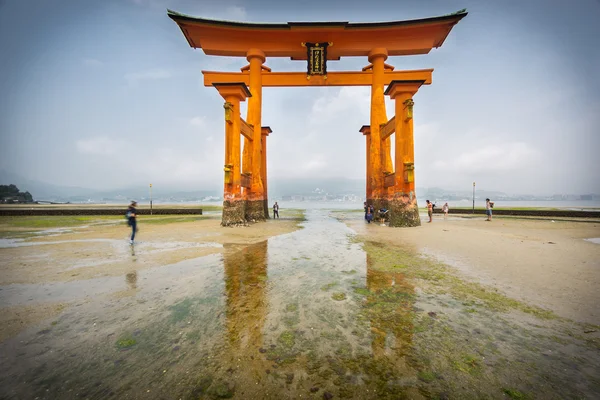 Long exposure in Miyajima, Floating Torii gate, low tide, Japan. — Stock Photo, Image