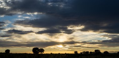 Günbatımı Siyah bulutlar ile
