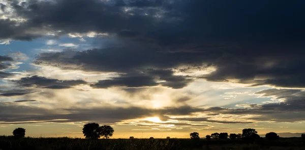 Por do sol com nuvens negras — Fotografia de Stock