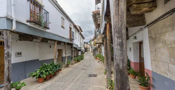 Guadalupe rues anciennes avec colonnes en bois en Espagne — Photo