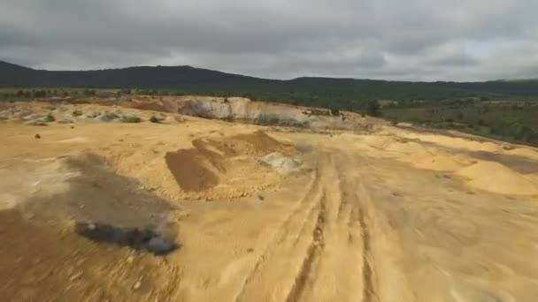 Acercándose al agujero abandonado de la mina de pizarra con agua — Vídeos de Stock