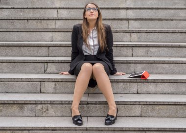 Merdivenlerde tablet ile istirahat kadın ofis