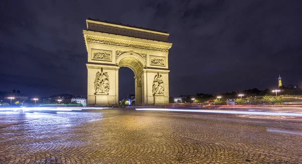 Arc de Triomphe és homályos forgalom éjjel — Stock Fotó