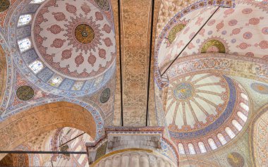 Müslüman Camii, Istanbul tavan dekore edilmiş