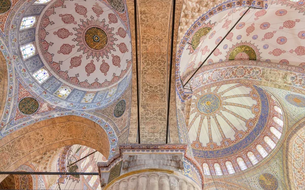 Techo decorado en mezquita musulmana, Estambul —  Fotos de Stock