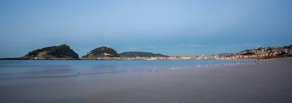 Stranden i San Sebastian på skymning, panoramic view, Spanien — Stockfoto