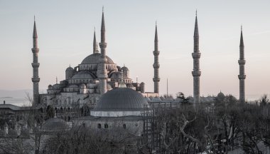 Sultanahmet Camii gri alacakaranlıkta, Istanbul, Türkiye
