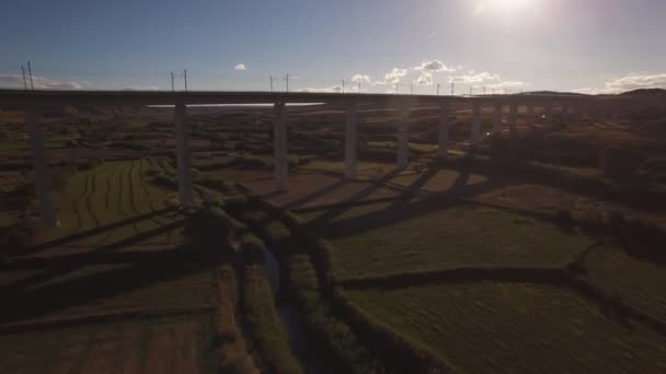 Aproximando-se para treinar sobre ponte elevada, vista aérea — Vídeo de Stock