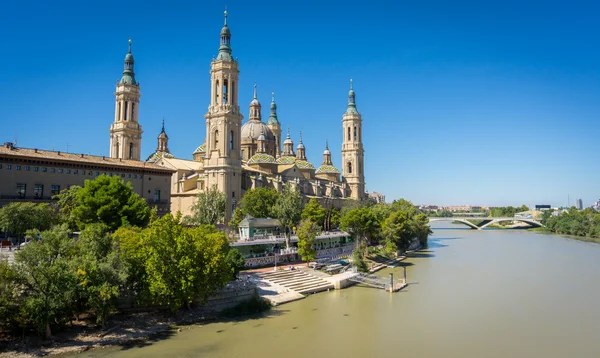 El Pilar-basilikan och floden Ebro, vidvinkel — Stockfoto