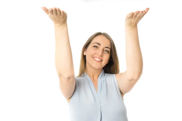 Kvinna med upp armarna stödja något — Stockfoto
