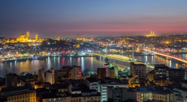 Haliç, İstanbul 'un gece Camii manzarası ile