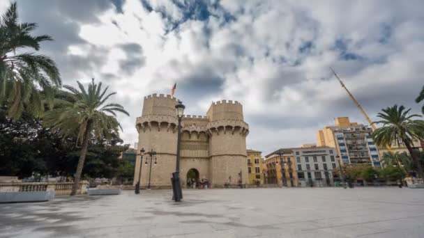 Türme von Serranos Zeitraffer in Valencia. Spanien. — Stockvideo