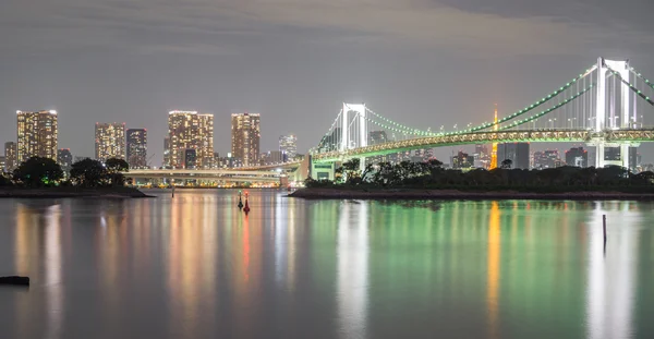 Longa exposição da baía e da ponte do arco-íris de Odaiba, vista noturna — Fotografia de Stock