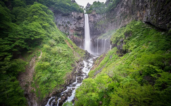 Silk vatten i botten av Kegonskolan Falls, Nikko, vidvinkel — Stockfoto