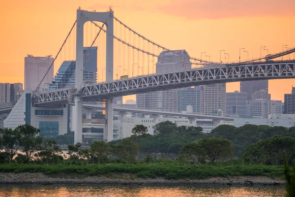 Sonnenuntergang von odaiba mit Regenbogenbrücke — Stockfoto