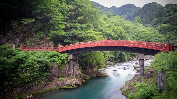 Longa exposição da ponte de Shinkyo em Nikko, Japão — Fotografia de Stock