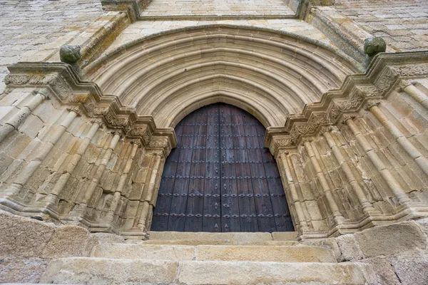 Старовинний вхід з дерев'яними дверима і кам'яною стіною — стокове фото