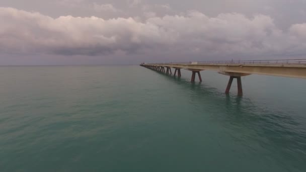 Pier muhteşem günbatımı bulutlara — Stok video