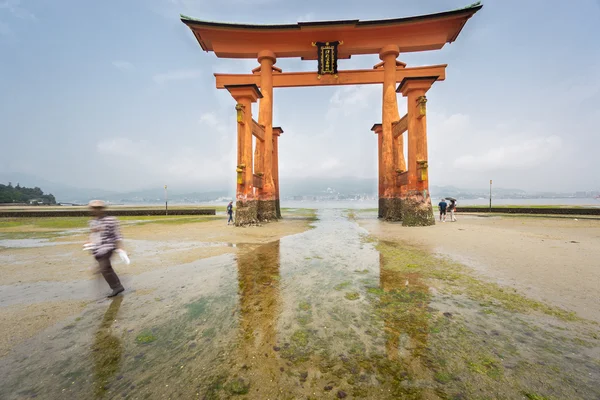 Довгою витримкою з туристичних, плаваючі Torii ворота, відливів, Японія. — стокове фото