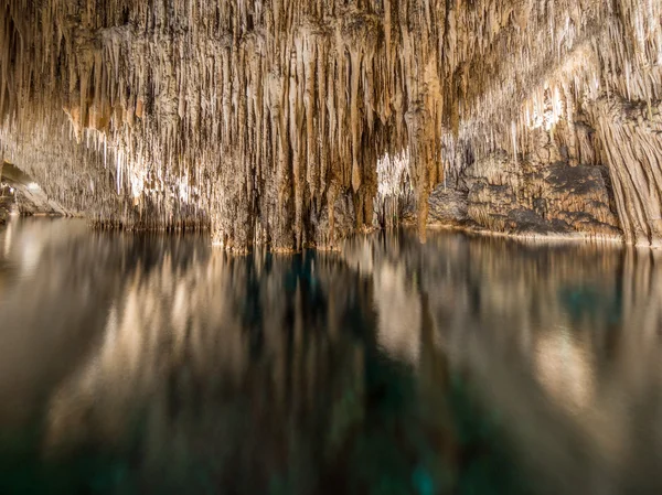 Cueva con lago, estalactitas y estalagmitas —  Fotos de Stock