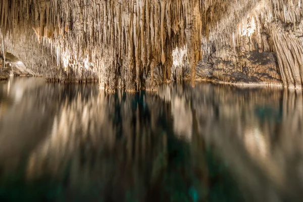 Jaskinia z jeziora, stalaktyty i stalagmity — Zdjęcie stockowe