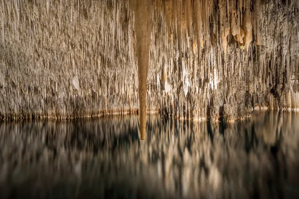 Grotta con lago, stalattiti e stalagmiti, lunga esposizione — Foto Stock