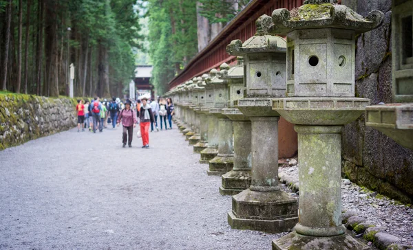 Stone lantaarns bij Toshogu heiligdom in Nikko — Stockfoto