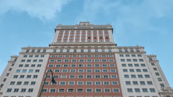 Zonsondergang over iconische Spanje gebouw in Madrid met straatlantaarn — Stockvideo