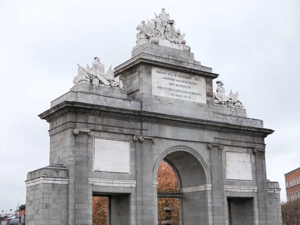 Puerta Toledo en Madrid con cielo blanco. España — Foto de Stock