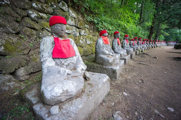 Perspective view, moss covered statues of Jizo in Nikko — Stock Photo, Image