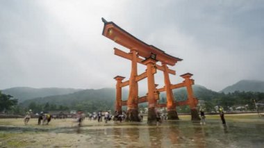 Turistler ve Miyajima üzerinde ünlü yüzen yakın Timelapse bulanık