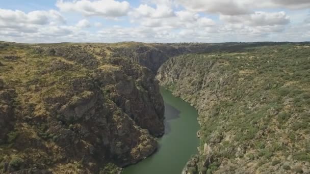 Vista aérea acercándose al borde de un acantilado — Vídeo de stock