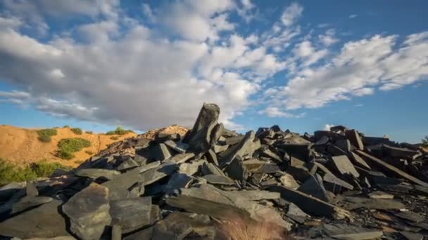 Przesuwając aparat Time Lapse opuszczony kopalni łupków odpady materiałów — Wideo stockowe