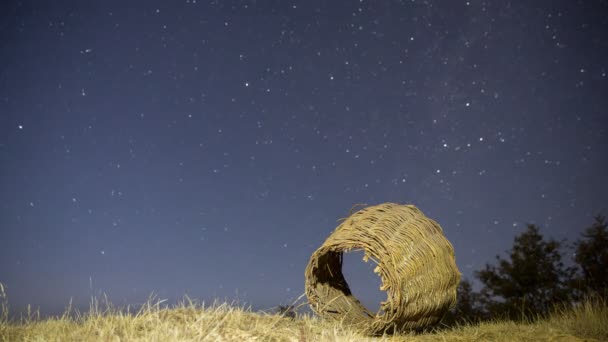 4K Night Time Lapso de estrelas e iluminado cesta de vime enferrujado — Vídeo de Stock