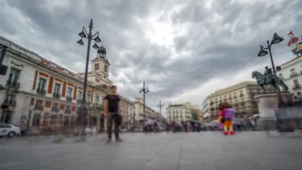 Timelapse pohled Puerta del Sol s rozmazané turistů — Stock video