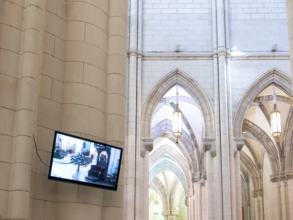 Modern Katedrali ile lcd tv — Stok fotoğraf