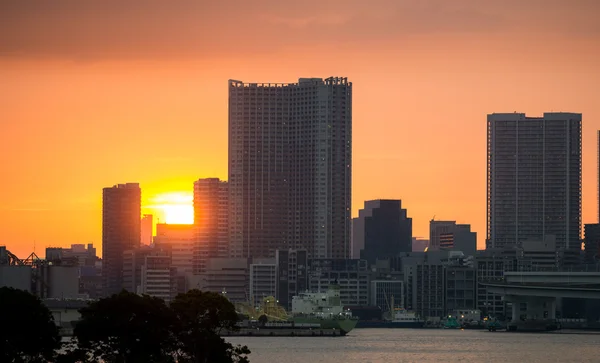 Pôr do sol sobre edifícios de escritórios em Tóquio — Fotografia de Stock