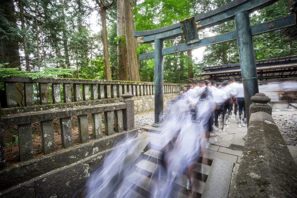 ぼけ生徒訪問寺院の階段を登る — ストック写真