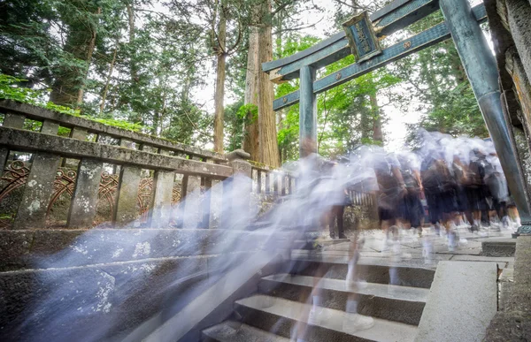 ぼけ生徒訪問寺院の階段を登る — ストック写真