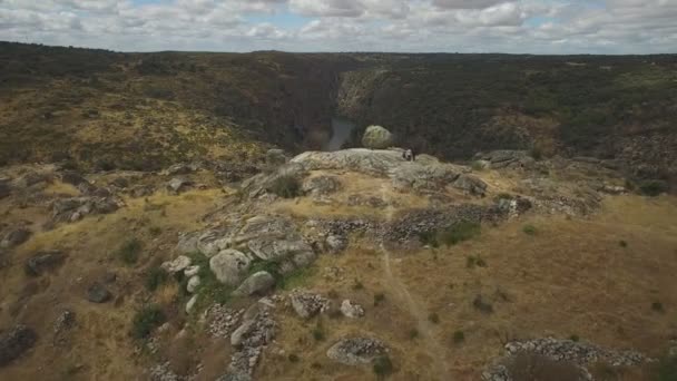 Repül át a szélén egy sziklán a turisták — Stock videók